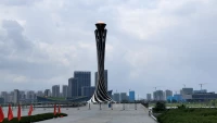 人生需要努力，生活需要奮斗，我們更需要堅持和戰(zhàn)勝困難的勇氣!因為勇氣是逆境中綻放的光芒，它是一筆財富，擁有了勇氣就有了改變的機會。配圖