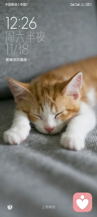 男人如果沒有了家庭，就像路邊的一艘船，過海的時候很多乘客，可靠岸卻只剩下了自己，女人如果沒有了家庭，就像路邊的野花，人人都喜歡，卻沒有人用心呵護她。現(xiàn)實告訴我們，開寶馬、住別墅都不如夫妻手牽手過馬路，金窩銀窩，不如自己相濡以沫的小窩。其實幸福很簡單，只有九個字，有家回，有人等，有飯吃。配圖