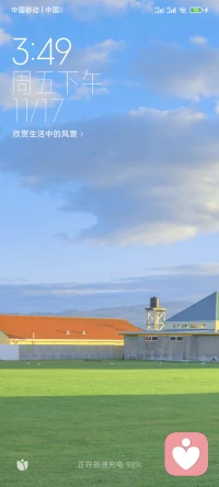 男人如果沒有了家庭，就像路邊的一艘船，過海的時候很多乘客，可靠岸卻只剩下了自己，女人如果沒有了家庭，就像路邊的野花，人人都喜歡，卻沒有人用心呵護她。現(xiàn)實告訴我們，開寶馬、住別墅都不如夫妻手牽手過馬路，金窩銀窩，不如自己相濡以沫的小窩。其實幸福很簡單，只有九個字，有家回，有人等，有飯吃。配圖