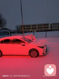 飘飘洒洒天上来，，
银装素裹满地白。
好似绒花漫天舞，
扫青世界万尘埃。配图