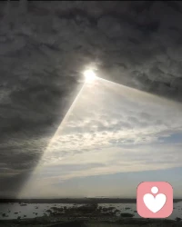 “聚光燈效應(yīng)”，又叫“焦點(diǎn)效應(yīng)”，是1999年康奈爾大學(xué)心理學(xué)教授季洛維奇和薩維斯基提出的概念，指人們不經(jīng)意間把自己的問題放到無限大，在出丑時，總以為別人都會注意到。如果你一直盯著自己的一言一行，習(xí)慣放大自己的問題和失誤，就會導(dǎo)致內(nèi)心惴惴不安。走過半生才明白，與其緊盯著自己的過失，給自己施壓，不如打開視野，活出豁達(dá)人生。配圖