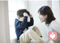 心理學講，嘮叨是攻擊性的象征，是一種壓抑的釋放，使他人在精神和心理上感受到痛苦的一種傷害性很高的行為。父母的體罰，很多時候傷害的只是孩子的身體，其痛苦可能是短暫的。但嘮叨的傷害卻是長久的，不僅摧殘孩子心理健康，嚴重的還會導致喪失生活勇氣叛逆等惡果。配圖