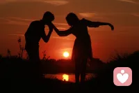 好的伴侶關(guān)系讓我們的生活進(jìn)入一個(gè)關(guān)系、情感和身體健康的積極反饋循環(huán)。我們的直觀感受是：和這個(gè)人在一起，自己更少情緒化，心更安穩(wěn)了。相反，如果在一起后你很容易感到精疲力盡、心煩意亂、身心健康狀態(tài)變得更糟糕，那么你可能需要思考，這是否是一段值得繼續(xù)下去的關(guān)系。配圖