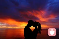 好的伴侶關(guān)系讓我們的生活進(jìn)入一個(gè)關(guān)系、情感和身體健康的積極反饋循環(huán)。我們的直觀感受是：和這個(gè)人在一起，自己更少情緒化，心更安穩(wěn)了。相反，如果在一起后你很容易感到精疲力盡、心煩意亂、身心健康狀態(tài)變得更糟糕，那么你可能需要思考，這是否是一段值得繼續(xù)下去的關(guān)系。配圖