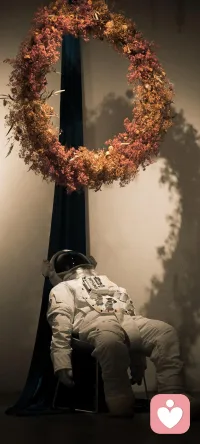 【關于躺平】人們常說的躺平，在心理學上叫做習得性無助，是一種被動的消極行為，由于受到過太多的挫折和打擊，在情感認知和行為上都表現得無比消極的一種心理狀態。
面對習得性無助，我們應該勇敢地正視自己的內心，并且驕傲地戰勝它，可以通過檢查自己的歸因模式、日常生活中不輕易說“不可能”、著眼于小任務并完成它等多種切實可行且不算太困難的小嘗試來進行改變。還有最重要的一點是，停止自責，學會給予自己積極的評價。配圖