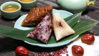 門前倚青艾
院內(nèi)裹粽香配圖