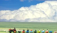 读万卷书，行万里路。旅行真正的快乐不在于目的地，而在于它的过程。遇见不同的人，遭遇到奇奇怪怪的事，克服种种的困难，听听不同的语言，都是很大的快乐。虽说一沙一世界，一花一天堂。更何况世界不止是一沙一花，世界是多少多少奇妙的现象累积起来的。你看，你听，你的阅历就更丰富了。配图