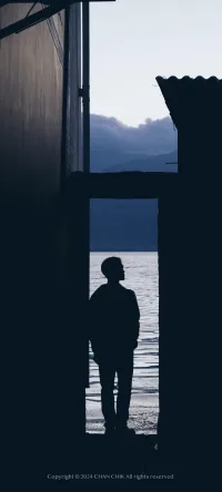 “表達(dá)需求——需求被駁回——壓抑需求”，在這樣狀態(tài)中長(zhǎng)大的孩子，會(huì)對(duì)“麻煩別人”這件事，有很強(qiáng)的羞恥感和恐懼感。?本質(zhì)上，這是一種“依賴(lài)恐懼”。?換句話說(shuō)——?既不相信對(duì)方真的會(huì)有意愿來(lái)幫助自己；?也不愿意接受自己的“需求”是合理的，被允許的。?長(zhǎng)此以往，人就像活在一個(gè)玻璃罩子之中，難以發(fā)出對(duì)關(guān)系的渴望。?不麻煩彼此，關(guān)系也就無(wú)從建立。?最終的命運(yùn)，只有一個(gè)結(jié)局：孤獨(dú)。配圖