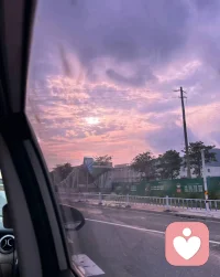 心理學家塔瓦布在《界限》一書中說過：
“我們因為過于顧及他人的感受和需要，耗費了大量的時間和資源，從而反過來限制了自己的身心自由。”配圖