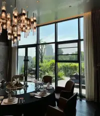愿這個月，日子很滾燙，快樂又明亮。配圖
