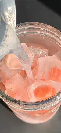 在心理學里，有一個叫“積極心理學”，它列舉了7件可以讓人感到長久喜悅的小事：

1.散步，適量運動讓人更愉悅。
2.寫日志，每天花20分鐘記錄值得高興的事。
3.放空，工作一整天后完全放松。
4.做點好事，日行一善，焉無福至。
5.達到心流，即全身心投入到某件事中。
6.冥想，塑造你的精神空間。
7.感恩，有值得感恩的事就是幸福。配圖