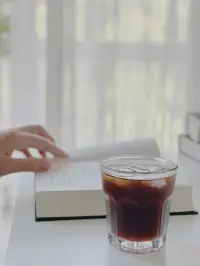 梧高凤必至，
花香蝶自来。
人终向前走，
花自向阳开。配图