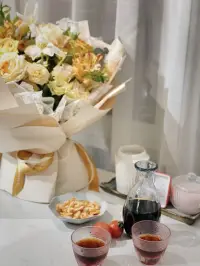过客千万万，知己两三三。
岁岁年年朝夕相伴，赏花喝茶有趣有盼。

感悟：
人生很短，日子应该被喜欢的人和事填满。
愿岁月清澈，世事皆温柔！配图