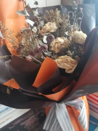 致失去的他，今天突然翻起過去的照片，里面記錄了點點滴滴，送出去的平安福，他曾經一直會每時每刻帶在身邊，未送出去的嬋，如今也丟了一只，只有一只了。曾經他送的鮮花也就如果我們的愛情枯萎了，不是不愛，而是愛的太辛苦了，太累了，選擇放棄是也是最后彼此可以給彼此的。祝天下相遇的二個人人，相愛，彼此珍惜遇見的時光，如果不能在一起，也感謝彼此曾經出現在我們的生命里，時刻充滿感恩，謝謝他或她的陪伴。配圖