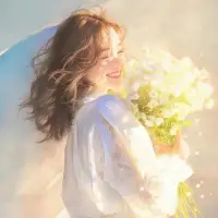 晨光爬上窗台，轻轻吻醒了新的一天。昨夜的疲惫在鸟鸣声中渐渐消散，每一缕阳光都在对你说：今天是崭新的开始。不必急于赶路，喝一口温热的水，伸个懒腰，带着期待出发吧。愿你被这世界温柔以待，早安！配图