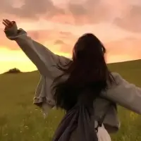 晨光微熹时，大脑中的血清素正在温柔苏醒。根据积极心理学的「晨间启动效应」，此刻的每一次微笑、每句自我肯定，都在重塑神经元连接。试着对自己说：「今天又是探索潜能的旅程」，激活前额叶皮层的积极认知。就像人本主义心理学强调的自我实现，此刻的你，正带着独特的价值与力量，走向充满可能性的一天，早安！配图
