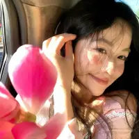 晨光掀开黑夜的帘幕时，记得对镜中的自己眨眨眼睛——那些未完成的梦、未抵达的远方，都藏在今天的行囊里。带着这份轻盈出发，连风都会偏爱你的脚步。配图