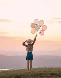 解決焦慮的方法就是“做自己的偶像”
        一旦我們有了這樣的想法，就會重新認識自己的內心世界與周圍的物質世界的關系。既世界是一個統(tǒng)一的整體，那么我們作為世界的一部分，就不可能是孤立的。反過來說，我們每個人可以代表整個世界。

心理醫(yī)生專家喬布拉則說：“不是我們存在于世界中，而是世界存在于我們心中。”我們每個人都包含了無限的可能性，但只有承認和接納完整的自我，才能讓所有這些可能性都顯現(xiàn)出來。當你對這方面的問題有所了解，將會徹底改變你對自己、他人和整個世界的認知，讓你敞開心扉，展露出完整的人格

正義與邪惡、樂觀與悲觀、勇敢與懦弱，這些特質都潛藏在我們的心中，倘若我們刻意壓制某一特質，它就會以我們意料不到的方式顯現(xiàn)出來。我們越是不敢直面自己的內心世界，越容易在恐懼的迷宮里打轉，一點點迷失自我~

最后要引用古代波斯詩人魯米的一句話“當你認識到自己的美，就會成為自己的偶像。”！配圖