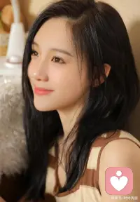 意味深長的甚至帶有威脅性質(zhì)的目光接觸，是讓他愛上你的第一步，除了深深凝望對方的眼睛以外，你必須讓自己的眼神溫柔而動人，如果用一雙死魚眼，呆呆盯著對方絕對不會引發(fā)愛情。配圖