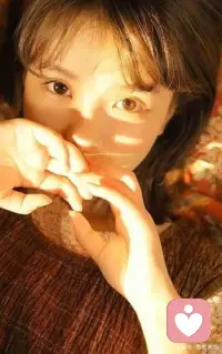 意味深長的甚至帶有威脅性質(zhì)的目光接觸，是讓他愛上你的第一步，除了深深凝望對方的眼睛以外，你必須讓自己的眼神溫柔而動人，如果用一雙死魚眼，呆呆盯著對方絕對不會引發(fā)愛情。配圖