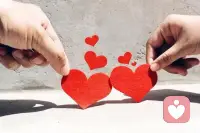 婚姻中，兩個人相處的智慧在于分寸恰當，似清醒還糊涂，而不在于對方多么精明，責任劃分多么清清晰。斤斤計較，不但讓自己感覺疲憊，還會讓對方感覺厭倦，因此最好的相處之道，就是難得糊涂。難得糊涂當然不是真的糊涂，而是凡事不近近計較，給對方適當?shù)膶捜菘臻g。糊涂的表現(xiàn)有兩種，一種是凡事不過于計較，讓自己的感覺神經大條一點，遲鈍一點。就不會因為一點點的小的傷害而感到傷心，難過，也不會去苛責別人了。領一種則是大智若愚，該裝傻的時候裝傻，不但可以讓你變得更加可愛，還能讓你之間的關系變得更加融洽。配圖