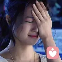女人的眼淚是觸動男人的有力武器，人們管男人發脾氣叫“發火”，女人的強橫蠻干對吵，只能是火上澆油滅火。什么都有效，當然是水！女人的淚水是最有效的滅火武器。不過，哭也是講究技巧的要小聲地更要默默的流淚，給他一個微微顫抖的背影，給他一點想象的空間，等他開始冷靜下來開始哄你了，你才可以越想越憋屈，越哭越大聲。他越是哄你，你的眼里就越是止不住。女人的眼淚很大程度上是給男人看的，讓男人擦的，直到把他的心哭亂了，哭慌了，然后才云收雨住，嘴里哽咽著，淚痕還留在臉上，卻硬是微微的一笑，這樣才會惹的男人，手足無措乖乖妥協。當然，女人流淚也是要有分寸的，你盡可以熱淚滂沱，梨花帶雨，卻絕不能嚎啕大哭。女人的嚎啕大哭，引不起男人的憐惜，只能引起他人的反感，他會把他和無知的潑婦聯系在一起，沒有任何美感，更不能觸動別人的感情。女人的眼淚是觸動男人的有力武器，但是你要會用，知道了嗎？配圖