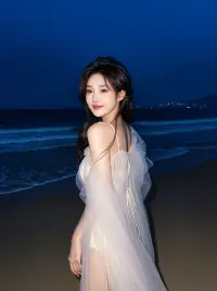 # 愛與成長：在親密中尋光
在愛的旅程里，我們宛如兩顆相互吸引的星辰，在浩瀚宇宙中逐漸靠近，彼此的光芒交融，照亮生命的每一個角落。

每一段親密關系，都始于不經意間的心動。或許是一次偶然的對視，目光交匯的剎那，仿佛有電流穿過全身，心跳瞬間加速；又或許是一句溫柔的問候，那聲音如春風拂面，輕輕撩動心底的弦。還記得初次相遇時，陽光正好，微風不燥，Ta 就那樣微笑著走進你的視線，那一刻，時間仿佛凝固，整個世界只剩下彼此的身影。

隨著相處漸深，親密關系在日常點滴中不斷升溫。一個溫暖的擁抱，能驅散所有疲憊與不安。當你在忙碌一天后回到家，Ta 張開雙臂緊緊擁住你，臉頰貼著你的臉頰，讓你感受到那份無條件的接納與支持，仿佛所有壓力都在這一瞬間煙消云散。還有那輕輕的親吻，落在額頭、臉頰，如同春日里的花瓣，溫柔而甜蜜，傳遞著無盡的愛意。在靜謐的夜晚，你們相擁而坐，月光灑在窗前，彼此分享著內心的夢想與恐懼，那一刻，兩顆心緊緊相依。

然而，親密關系并非總是一帆風順，也會遭遇風雨的洗禮。偶爾的爭吵，如烏云般暫時遮蔽了愛的陽光。但正是這些摩擦，成為彼此成長的契機。當矛盾發生時，你們開始學會傾聽對方的心聲，理解對方背后的擔憂與渴望。在一次激烈爭吵后，你看著對方眼中的委屈與無奈，心中突然一陣刺痛。你走上前，輕輕拉住對方的手，真誠地說：“對不起，我知道剛才我太沖動了，我們好好聊聊。”對方眼中閃過一絲感動，緊緊握住你的手。在相互的傾訴與理解中，你們化解了矛盾，感情也因此更加深厚。

在親密關系里，我們不斷成長，學會包容、學會付出。就像兩顆相互纏繞的藤蔓，在共同生長的過程中，彼此扶持，向著陽光努力攀升。在每一個平淡的日子里，用行動詮釋著愛的真諦。清晨醒來，為對方送上一個甜甜的微笑，為彼此準備一份溫暖的早餐；在對方失落時，給予一個堅定的眼神，一句鼓勵的話語。這些看似微不足道的小事，卻如同點點繁星，照亮了你們的愛情之路。

在這充滿愛與成長的旅程中，我們在親密關系里尋得生命的光，讓心靈在溫暖的港灣中得到滋養，攜手走過人生的每一段美好時光。配圖