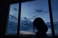 現實的磋磨，確實會讓人顧慮太多。不要讓感情沉默，因為當彼此相處的時候寂靜無聲，也就意味著，那個你對面的人，有離你而去的可能，即便人在，心也不在。別對你的她冷漠，冷漠最傷人心；別讓你的她沉默，沉默等于心寒。配圖