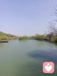 對于成長，有意識地犯錯比起循規蹈矩地做對，更有營養。

不敢讓孩子犯錯，孩子就不會真正建立起對自己的觀察和識別，也無法用自己的智慧找到自我調整的方式；他們若對自己沒有體感，就不會心里有數，行止有度。

創造允許的空間，讓他們為自己的選擇看見偏差，是必要的學習之路。配圖