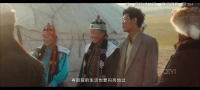 卑微感，不是自尊心。自尊心，是對自己的尊重，不因為環境影響和關系的壓力做任何違背自己的事情，是一個人對于自我實現的堅守。卑微感，會在關系里對別人的態度過度介意，總在猜測別人對自己的看法，總是下意識覺得不平等、不公平，而不愿意作出有效的溝通和回應。有些時候，我們會把卑微感誤以為是自尊，以為在關系里不接受、不妥協，是種立場；那有可能只是個假想敵意，自己跟看不見的“不尊重”搏斗了半天，但其實在關系里一無所為，也并沒有為自己做點什么。除了戲劇化泛濫的被迫害假象，什么也沒有發生。若在關系里，一不舒服就回撤，特別需要別人理解自己的感受，那不是自尊，是卑微。自尊，是自己不否定自己，就能與他人的否定相處，做自己要做的。而且，即便是自尊，也得區分，尊的是自己的價值，還是自己的模式和感覺感受呢？配圖