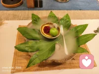 要臉和爭(zhēng)氣。

臉是別人給的，氣是自己爭(zhēng)的；
當(dāng)我們覺得這個(gè)世界不太給臉的時(shí)候，
或許就需要自己爭(zhēng)點(diǎn)氣。

但要區(qū)分的是，
這里“爭(zhēng)”的氣，是做自己的底氣，而不是關(guān)系里的“盛氣凌人”；
如果爭(zhēng)氣的方式，仍然是想從別人的反應(yīng)里找到戰(zhàn)勝的快感，那就還是“要臉”，就是不爭(zhēng)氣地要臉[奸笑][憨笑][憨笑][憨笑]配圖