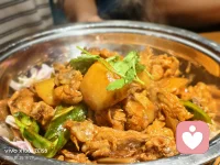 别把心量小，误以为率真。

有话就得说，有火就得发，一张嘴就得说尽……
但凡追求个立马痛快的，都是心智容量不够从长计议的；
而且内在人我对立，才会以为扔出去了，自己心里就爽快了。

这是装不下时间，所以没有调度铺排的余量；
也装不下空间，才看不见个体之间复杂关联。

能忍的前提是能容，
能容的前提是能懂，
清透的心，能生能化，
心智安稳，才能从容爆发。