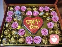 很多人终其一生都在寻找自己的天赋，却未曾察觉——评判本身就是天赋的镜子。
你最常下意识的评判，往往暴露了你最敏锐的感知：
你擅长照顾，就会忍不住评判别人的照顾是否周到；
你擅长社交，就会本能地评判别人的社交是否得体；
你擅长逻辑，就会敏锐地评判别人的论证是否严密；
你擅长倾听，就会敏感地评判别人的回应是否走心；
你擅长审美，就会不自觉地评判别人的搭配是否和谐；
你擅长效率，就会苛刻地评判别人的节奏是否拖沓。
你的所有看不惯，
恰恰是你看得懂的证据！配图