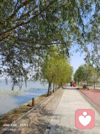 痛苦也好，快樂也罷，其實(shí)都是一種情緒的反應(yīng)。不在意便不會有傷害，不必刻意對抗和排斥負(fù)面情緒，允許它來來去去，接納便是修行。30歲以后才明白，所謂對自己好一點(diǎn)，不只是買買買、美個(gè)容、喝杯咖啡什么的，更是應(yīng)在心理上對自己多寬容、多肯定。這時(shí)間縱使再多不如意，也還有一個(gè)永遠(yuǎn)可以信賴的自己。十月，如約而至！配圖