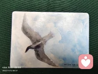 《如果你離開了這個世間》
如果你已去逝，前三個小時，親人會哭天搶地、痛不欲生。
一天后，朋友們陸續知道了消息，感到震驚、唏噓，人緣好一點的，有幾個人會流淚難過。
三天后，喪事辦完，親人們也疲憊不堪，但提起你還是悲傷嘆息，至親面容憔悴、恍若隔世。
一周后，你的死成了親戚、朋友的談資，有人感慨天妒英才，有人慨嘆人生苦短，有人在聚會舉杯時想起你的好，當然，個別人在幸災樂禍。
一個月后，朋友們漸漸把你遺忘，回歸到各自生活，會偶爾談起你。
半年后，除了親人，你己不再被人談起，你的親人也恢復了正常生活，除了感到悵然所失外，一切如常。一年后，你己徹底消失在話題里，大部分人把你的電話、微信等聯系方式都刪除了。你的親人會在忌日里為你掃墓，燒紙，說話，一年一次，或者一年兩次。三年后，你是每年親人在特定日子的儀式感。所以，此生不長，別太較真，沒人為你停留一輩子，也沒人會永遠把你放心上。珍惜自己，微笑現在，懂得取舍．善待生命！
?配圖