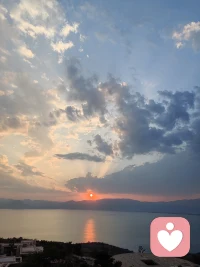 人生可能有千百种遗憾，
最忌讳的一种遗憾是：
明珠在握时，不作明珠看。

你太专注于未来，
却没有意识到，
今天正是
你多年前祈求的模样，
却因为你眺望远方，
以至于视而不见；
记住，
过度思考未来，
无异于杀死现在的自己。
言未出，结局已演千百遍；
身未动，轻舟已过万重山；
情未果，假象苦难瞅不展；
事已毕，过往仍在脑中衍。
​[太阳][太阳][太阳][太阳][太阳][太阳][太阳]配图