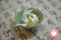 大多數批判性思維的根本性概念都簡單而直觀，即所有的人都會思考。思考是我們的本性。但是我們大多數人的思維，留給自己的都是有偏差的、扭曲的、不全面的、信息不足的或者完全懷有偏見的。當我們抱著一種提升自己思維的想法思考自己的思維時，批判性思維就啟動了配圖