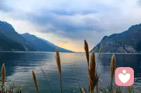 一个人看似是跟别人的关系不好，实则是跟自己的关系不好！当你能处理好了“自己和自己”的关系时，也就能处理好了与其他的人际关系。看似是和别人较劲，实际上是和自己较劲，看似在和别人对抗，其实是在跟自己对抗。
人生越走，你越会发现，遇到谁，其实最后都是遇到你自己！配图