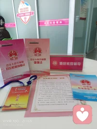 一對小夫妻來離婚，女方受不了男方的叨叨自己不掙錢還嫌女方出去掙錢嫌這嫌那，我問男方你愿意離婚不？男方說不愿意，那受不了媳婦什么事？“她在夜場工作……”最后調(diào)解復(fù)合。
誰不愿意離婚，誰就得做出妥協(xié)。配圖