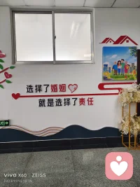 如何看一个人值不值得嫁？
作为一个婚姻调解工作者，我见多了来离婚的男男女女，结了婚无论怎么经营都没有效果的，就走向离婚之路，可见选择很重要，否则试错成本非常高。
如何看一个人值不值得嫁？作为一个红娘顾问，我觉得应该从四个方面来考虑：物质价值身体价值，情感价值和成长价值，你可以把这四个方面进行一下排序，你最需要哪种价值放在前面，然后本着人无完人的原则来进行选择，综合评估一下看这个人能不能嫁。我经常举我一个高中女同学的例子，在80年代我们上高中的时候虽然没有肉吃，但是吃几块肉也就腻了，但是她特别喜欢吃肉就能把我们剩下的肉全部吃掉。我毕业之后有一次在集市上看到她持刀卖肉，她嫁给了一个杀猪的！到今天她还是卖肉只不过是开了一个公司，生活非常幸福。如果让我嫁给一个杀猪的，我是绝对不可以的因为我不喜欢，可见适合自己的就是最好的！配图