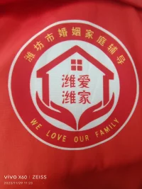 來訪者：我去男朋友家吃飯的時候，他舅舅說“你怎么這么內向呀？一句話都不說！”我該怎么回答呀？
老師：阿姨做的飯菜太好吃了，把我的嘴巴都堵住了！??配圖