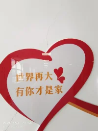 每一個(gè)人出現(xiàn)在咱們身邊的人都不是無(wú)緣無(wú)故的出現(xiàn)的，你討厭的人之所以被咱討厭，一定是因?yàn)樗砩嫌性蹧](méi)有的東西，他會(huì)幫助咱看懂人性，所以要感謝他們，理解并接納他們，這樣咱的心里就不會(huì)別扭了，對(duì)方也會(huì)因被理解而接納咱。
記住：我們喜歡喜歡我們的人！配圖