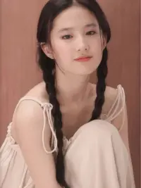 為什么35歲的劉亦菲顯得那么年輕？除了和他父母強大的基因有關更多的是劉亦菲生長，在一個友愛的家庭，劉亦菲的母親曾經是一個舞蹈演員，劉亦菲跟隨母親經歷過一段短暫的婚姻，持續到他童年時期，在原生家庭里，劉亦菲享受到了非常圓滿的來自于父母的愛，這種愛讓他的內心很豐盈，所以從小劉亦菲就是一個沐浴是愛長大的孩子。

而劉亦菲的母親是一個敢愛敢恨的女人，當他覺得跟自己的丈夫沒有愛情的時候，他果斷地選擇結束這段婚姻，并把自己離婚的理由跟劉亦菲分享。告訴他父母是因為不相愛才不在一起的但是即使父母離婚了，父母對你的愛依舊存在。
當劉亦菲跟隨母親去了美國母親作為一個單身媽媽依然會給劉亦菲充足的愛，所以劉亦菲雖然生活在單親家庭，但是他依然不掙扎，他依然會很坦然的面對生活。
后來劉亦菲的母親再婚欺負以及后來他的經紀人又給了他就是他的干爹又給了他非常多的支持和溫暖，所以在這么多愛的包圍下長大的劉亦菲，他不論從原生家庭還是過往的經歷，他都能夠很坦然的去面對自己面對生活，即使后來他跟經紀人的關系被港媒，以及國內媒體鋪天蓋地地去八卦，她依然是云淡風輕的面對，他依然認真的去接，符合自己年齡的劇作。同時也和媽媽一起在自己家的大別墅里安然的去收養流浪貓，并且給他們很好的照顧。

所以劉亦菲的粉絲評價他的愛豆的時候留言是這個樣子的：姐姐是一個踏入凡間的懂得體察民間疾苦，甚至是小動物疾苦的真正的神仙姐姐。比起那些只知道曬自己豪宅和奢侈品的所謂的明星們，我們更愛姐姐的樸實無華，我們會在姐姐的引領下去關愛流浪動物，去關愛我們自己身邊的人，同時關愛我們自己。
劉亦菲用自己的云淡風輕，用自己的愛告訴了粉絲，什么叫理性追星。

所以當一個知名女演員不畏懼自己年齡的時候，當她不再每天在鏡子面前發愁自己自己又胖了幾分啊，是不是又多了一根白頭發的時候？她已經學會坦然地接受自己不再飾演小姑娘的角色，那么就說明她跟這個世界和解了，她對自己自然也就和解和接納了。

當一個人能夠和世界和解，和自己和解，那么她的外貌自然就很安詳平靜，所以很多人覺得35歲的劉亦菲顯得非常年輕，是有道理的。

本博主曾經在影視圈工作多年，對劉亦菲的生活經歷有所了解。

在離開影視圈后，我有幸成為一名心理咨詢師，從一個心理學的角度來分析一個女孩子，從童年到少年到青年的成長經歷，希望劉亦菲的成長之路能夠對屏幕前的家長以及孩子有所積極的影響。

曾經在做心理配圖