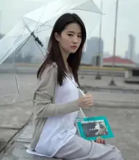 為什么35歲的劉亦菲顯得那么年輕？除了和他父母強大的基因有關更多的是劉亦菲生長，在一個友愛的家庭，劉亦菲的母親曾經是一個舞蹈演員，劉亦菲跟隨母親經歷過一段短暫的婚姻，持續到他童年時期，在原生家庭里，劉亦菲享受到了非常圓滿的來自于父母的愛，這種愛讓他的內心很豐盈，所以從小劉亦菲就是一個沐浴是愛長大的孩子。

而劉亦菲的母親是一個敢愛敢恨的女人，當他覺得跟自己的丈夫沒有愛情的時候，他果斷地選擇結束這段婚姻，并把自己離婚的理由跟劉亦菲分享。告訴他父母是因為不相愛才不在一起的但是即使父母離婚了，父母對你的愛依舊存在。
當劉亦菲跟隨母親去了美國母親作為一個單身媽媽依然會給劉亦菲充足的愛，所以劉亦菲雖然生活在單親家庭，但是他依然不掙扎，他依然會很坦然的面對生活。
后來劉亦菲的母親再婚欺負以及后來他的經紀人又給了他就是他的干爹又給了他非常多的支持和溫暖，所以在這么多愛的包圍下長大的劉亦菲，他不論從原生家庭還是過往的經歷，他都能夠很坦然的去面對自己面對生活，即使后來他跟經紀人的關系被港媒，以及國內媒體鋪天蓋地地去八卦，她依然是云淡風輕的面對，他依然認真的去接，符合自己年齡的劇作。同時也和媽媽一起在自己家的大別墅里安然的去收養流浪貓，并且給他們很好的照顧。

所以劉亦菲的粉絲評價他的愛豆的時候留言是這個樣子的：姐姐是一個踏入凡間的懂得體察民間疾苦，甚至是小動物疾苦的真正的神仙姐姐。比起那些只知道曬自己豪宅和奢侈品的所謂的明星們，我們更愛姐姐的樸實無華，我們會在姐姐的引領下去關愛流浪動物，去關愛我們自己身邊的人，同時關愛我們自己。
劉亦菲用自己的云淡風輕，用自己的愛告訴了粉絲，什么叫理性追星。

所以當一個知名女演員不畏懼自己年齡的時候，當她不再每天在鏡子面前發愁自己自己又胖了幾分啊，是不是又多了一根白頭發的時候？她已經學會坦然地接受自己不再飾演小姑娘的角色，那么就說明她跟這個世界和解了，她對自己自然也就和解和接納了。

當一個人能夠和世界和解，和自己和解，那么她的外貌自然就很安詳平靜，所以很多人覺得35歲的劉亦菲顯得非常年輕，是有道理的。

本博主曾經在影視圈工作多年，對劉亦菲的生活經歷有所了解。

在離開影視圈后，我有幸成為一名心理咨詢師，從一個心理學的角度來分析一個女孩子，從童年到少年到青年的成長經歷，希望劉亦菲的成長之路能夠對屏幕前的家長以及孩子有所積極的影響。

曾經在做心理配圖