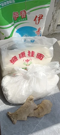 昨天一個(gè)在家里困了一個(gè)月的姐姐說，疫情管制這是在家里吃的最后幾頓像樣的飯，這兩天買不上菜，心里郁悶，之前曬的菜干正好派上用場，還好社區(qū)領(lǐng)導(dǎo)及時(shí)解決了買菜難！但是心里悶得慌，還是想找人聊聊天！看來傾訴真是調(diào)節(jié)情緒的有效方式??????疫情之下，一定要把控好自己的情緒??????配圖