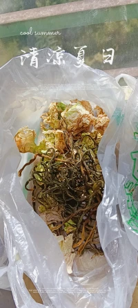 昨天一個(gè)在家里困了一個(gè)月的姐姐說，疫情管制這是在家里吃的最后幾頓像樣的飯，這兩天買不上菜，心里郁悶，之前曬的菜干正好派上用場，還好社區(qū)領(lǐng)導(dǎo)及時(shí)解決了買菜難！但是心里悶得慌，還是想找人聊聊天！看來傾訴真是調(diào)節(jié)情緒的有效方式??????疫情之下，一定要把控好自己的情緒??????配圖