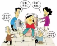 無(wú)助于增強(qiáng)孩子適應(yīng)社會(huì)能力的愛(ài)都不是真愛(ài)生活中最常見的錯(cuò)愛(ài)是溺愛(ài)。溺愛(ài)既包括生活中的無(wú)微不至的關(guān)注、事無(wú)巨細(xì)的包辦代替，是“含在嘴里怕化了，頂在頭上怕嚇著”的“老母雞”之愛(ài)；也包括凡事以孩子為中心的無(wú)原則態(tài)度，順從、滿足孩子的不合理要求，甚至“唯孩子馬首是瞻”，從不按正常社會(huì)規(guī)則約束、管教孩子。就生活方面的溺愛(ài)而言，在這種養(yǎng)育模式和環(huán)境中長(zhǎng)大的孩子忍受不了任何艱苦生活，一旦面對(duì)艱苦生活，要么選擇逃避，要么精神崩潰。平常無(wú)原則順從孩子意愿、不按社會(huì)規(guī)則行事的溺愛(ài)而言，這種方式養(yǎng)大的孩子極難適應(yīng)社會(huì)、遵守規(guī)則，在進(jìn)入成人社會(huì)之后，要么在社會(huì)規(guī)則約束下畏首畏尾，要么違反或挑戰(zhàn)社會(huì)規(guī)則。配圖