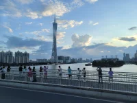 不要让不好的事情毁了新的一天，乐观一点，开心一点，生命如此短暂，别浪费时间在不值得的事情上。配图
