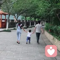 一些親子行為有助于培養(yǎng)孩子的高自尊：
1、對(duì)孩子表現(xiàn)出慈愛、有興趣、接受與卷入；
2、對(duì)孩子的要求前后一致、雙親一致；
3、尊重孩子并給予其一定的自由；
4、說服而不是體罰孩子等。