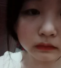 女，16歲，現在一點都不想說話，我好困好想睡覺，但是睡不著，朋友叫我我總是半天才回過神回應他，好煩哦，想找個人聊聊，但是看看好友，算了，不想跟他們聊心里話，憋在心里好難受，本來是雙眼皮的，現在哭多了眼睛都腫了好多配圖